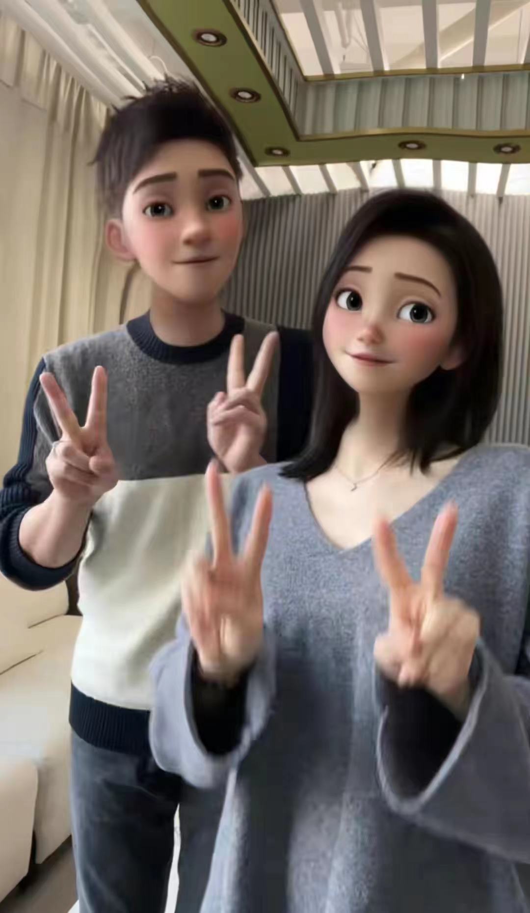 沈涛|主持人沈涛陪爱妻产检，背包扇风体贴入微，妻子肚大如箩四肢纤细