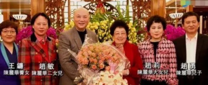 82岁陈丽华被曝婚变！与迟重瑞同框互不搭理，资产分配引发热议