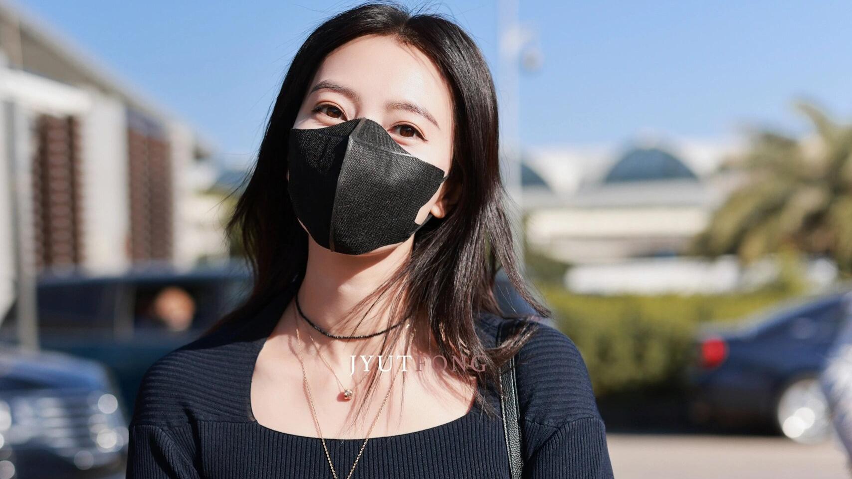 高圆圆带火了一种新穿法：打底衫+半身裙+马丁靴，44岁美出新高度