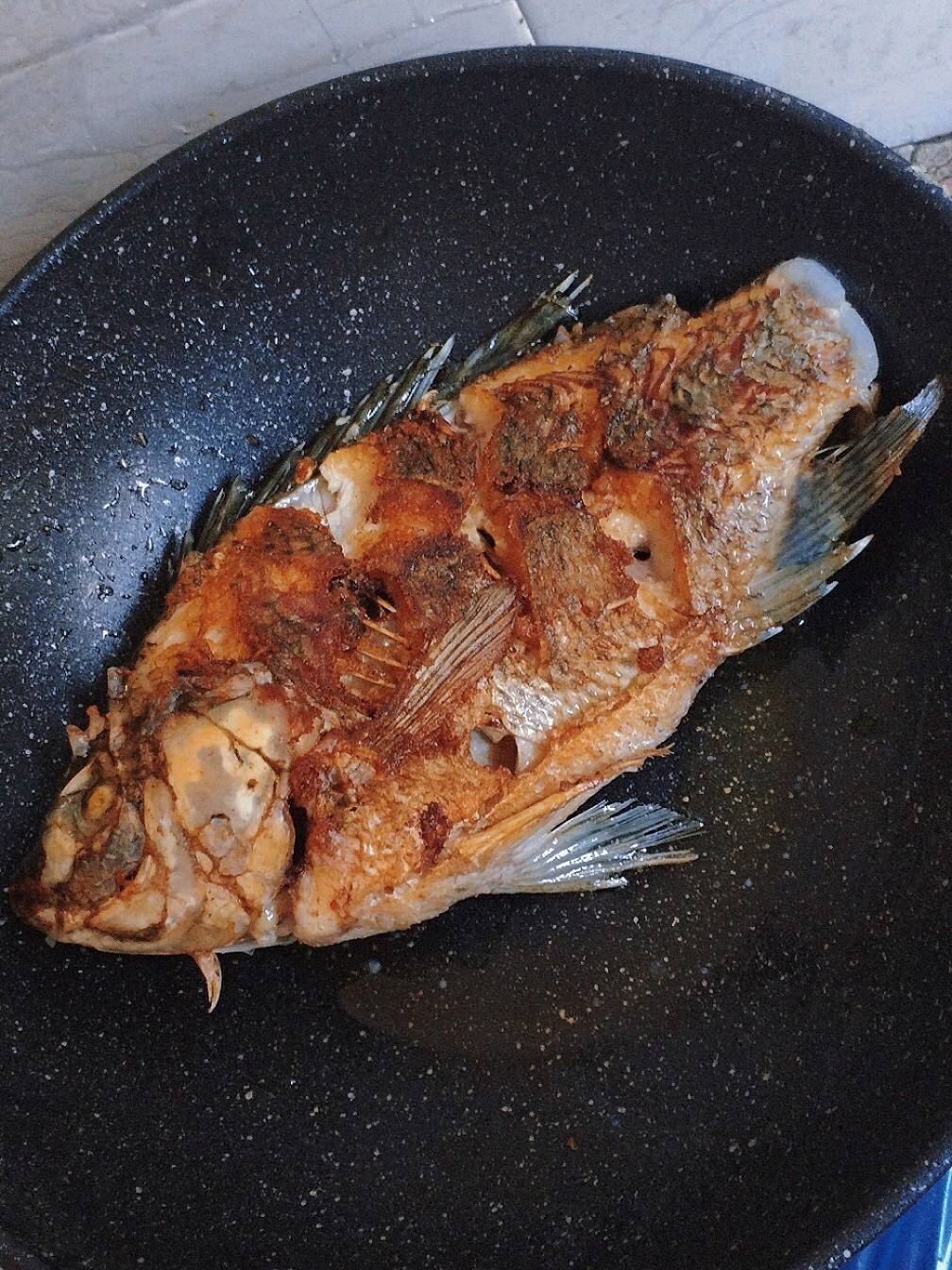 鱼皮|煎鱼易碎皮？这个小技巧帮你搞定，鱼肉完整不粘锅，外酥里嫩！