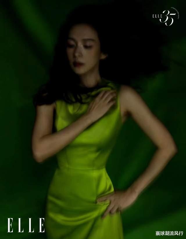 44岁章子怡新大片美貌封神!穿马甲笑出八颗大白牙,高贵气质迷人