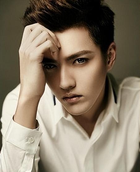 |网友曝吴亦凡在狱中状态：坚持写歌，有专人照顾其生活起居