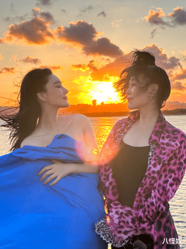 张馨予携妈妈土耳其度假,母女一同看落日,侧颜一模一样如姐妹花