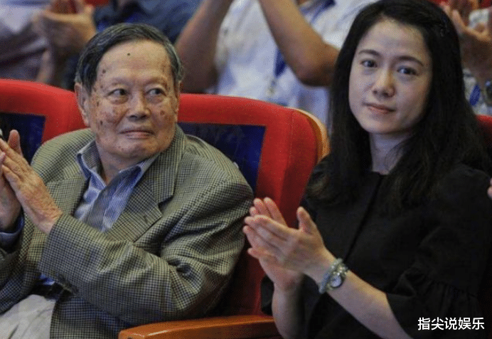 101岁杨振宁外出爬山,翁帆挺大肚陪同,18亿财产到手早想好退路