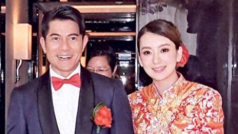 57岁郭富城于安徽现身：拜见59岁岳父弯腰敬酒，与岳母亲戚开心聚餐