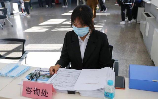 制服|央企招聘有新标准，二本生和专升本都不要，内部人的解释让人沉默