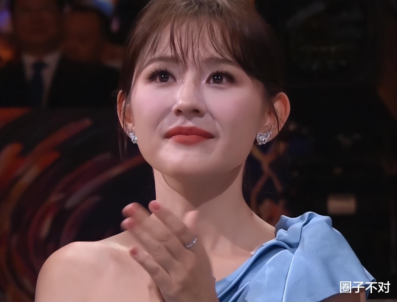 视后的奖杯还没揣热乎,热依扎就这么“塌”了?