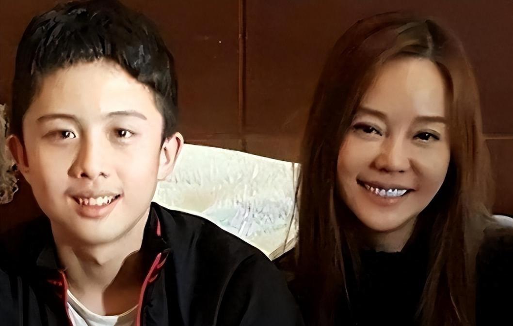 坚持母乳喂养12年,女星狄莺“畸形”的母爱,亲手将儿子送进监狱