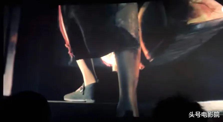 15秒!章子怡新片造型首曝光:杀夫案女主角,拎滴血皮箱,满身血