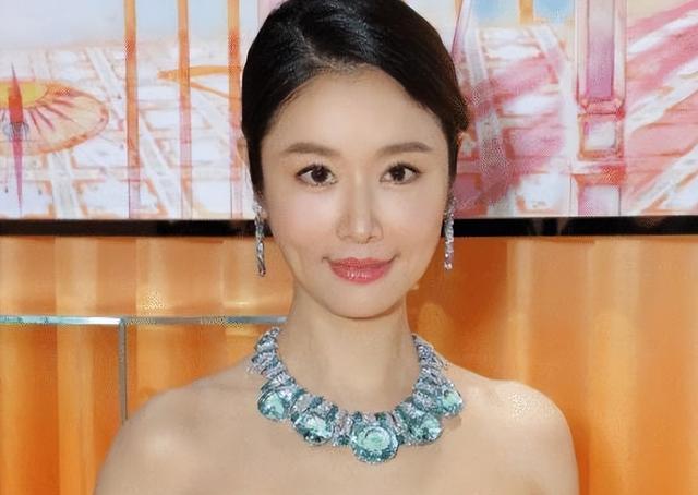 回顾：3位吝啬的明星，人前爱国，人后却“一毛不拔”，太过虚伪