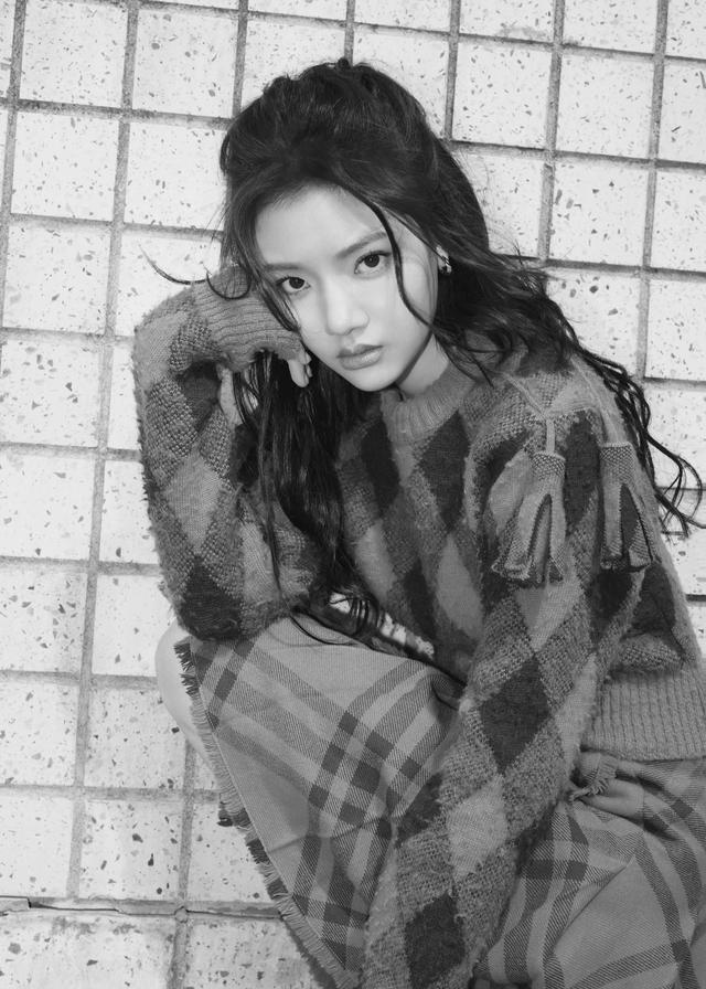 任敏高马尾撞色连衣裙简约时尚