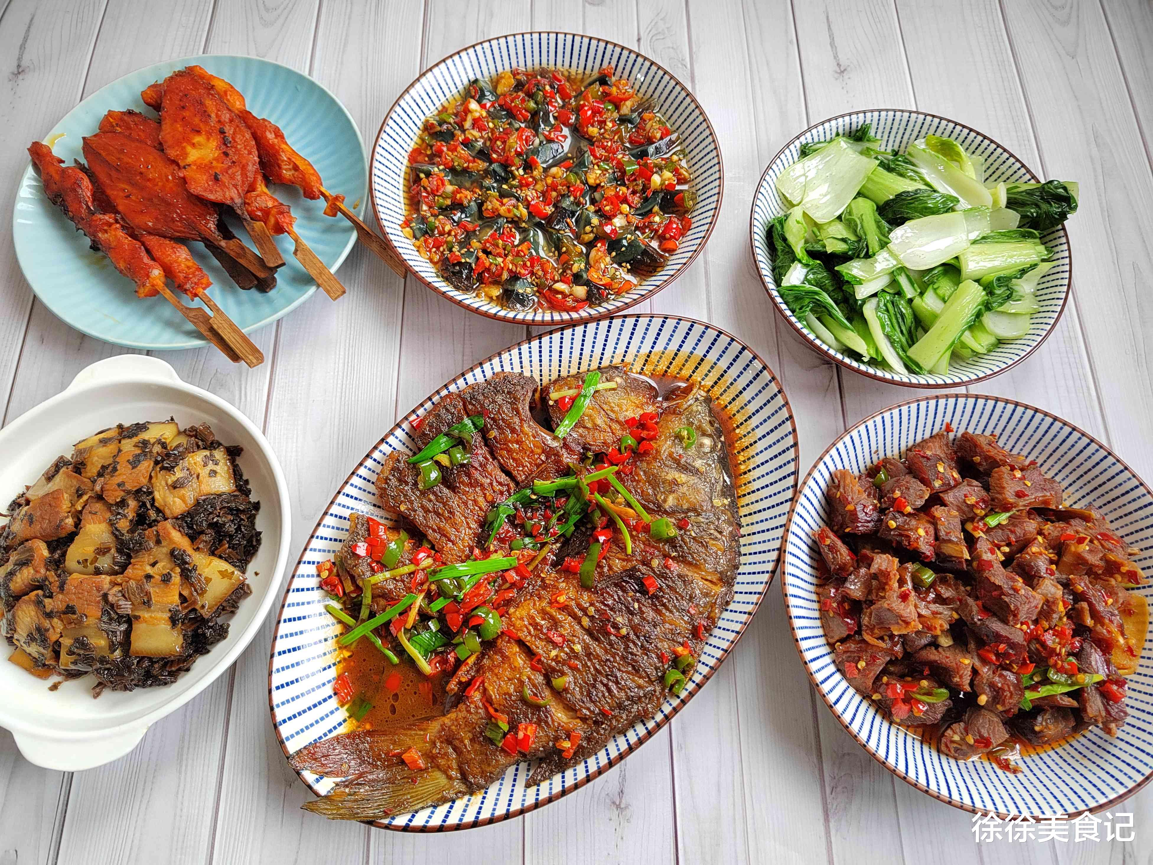 皮蛋|男子吐槽老婆做饭太双标,儿子在家大鱼大肉,儿子不在家剩饭剩菜