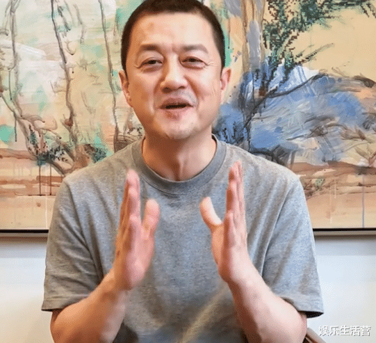 李亚鹏路边被偶遇,穿破底拖鞋紧皱眉头,娇妻被斥停播,太固执!