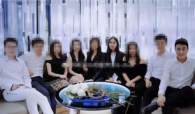 奚梦瑶|奚梦瑶参加贵妇圈照片,修身长裙突出高挑身材,脖子手上戴着钻石