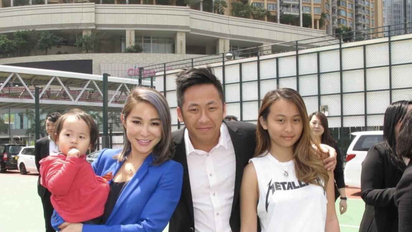 洗米华家人近况曝光，洗米嫂在国外为继子庆生，喝酒助兴感情融洽