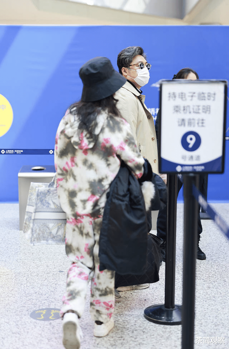 王岳伦|王诗龄随爸爸现身机场，穿万元运动鞋很时尚，王岳伦鞋子却才700