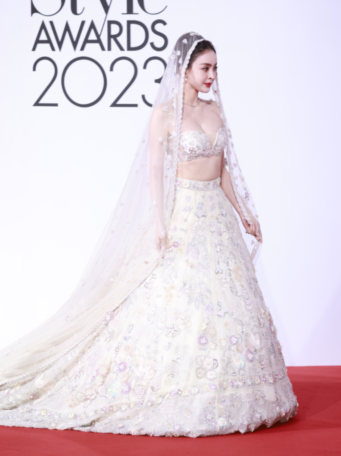 杭州红毯看点:李宇春的鞋,娜扎的身材,宋茜的心机,热巴的野心