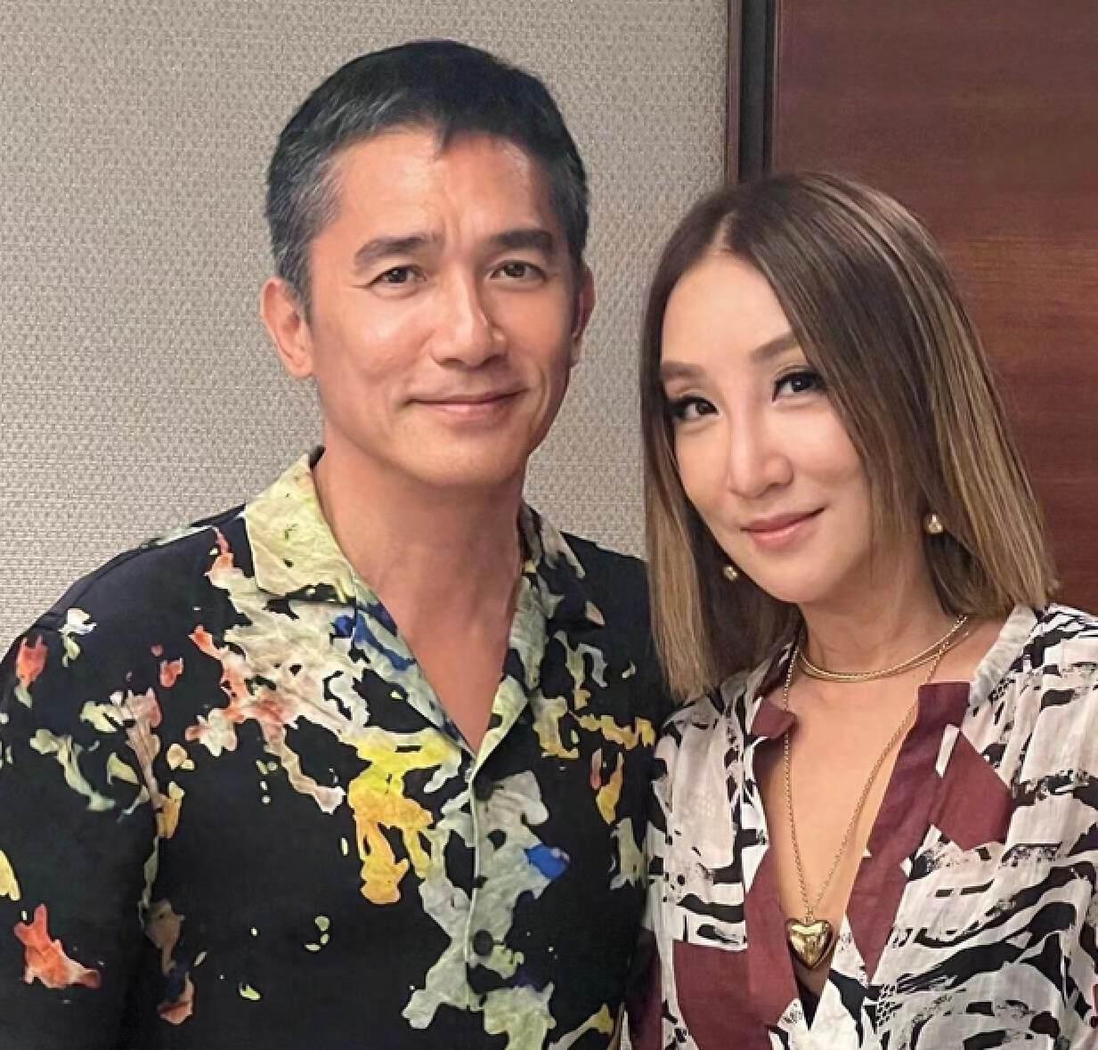 梁朝伟私生子风波后首露面!回国与富婆喝酒聚会,紧贴合影心情好