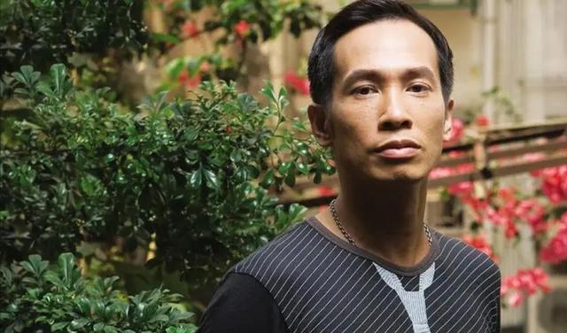 52岁视帝秃顶胡子拉碴，千万片酬仍生活艰难，只因娇妻太磨人