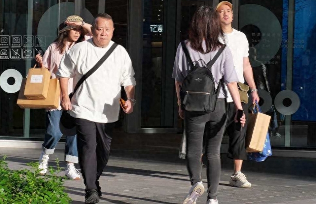 曾志伟台湾做手术,有儿子照顾也有好友遗孀相伴,三人同框很和谐