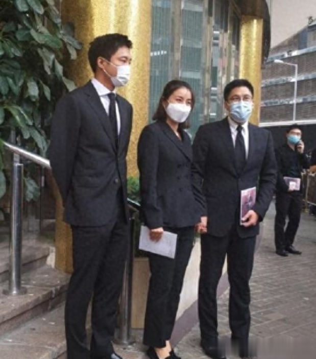 朱玲玲时隔10年跟前夫同框!最美港姐颜值依然吊打,儿媳比她幸运