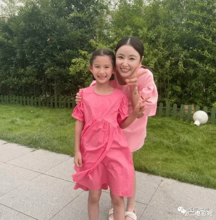 林心如一家3口罕同框，6岁女儿气质惊艳，霍建华瘦身成功引热议