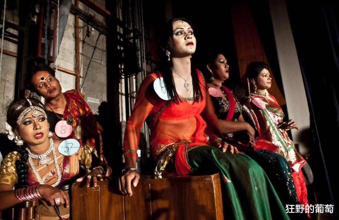 印度少年自愿当阉人，非男非女无人爱，13年后最大愿望是娶个老婆