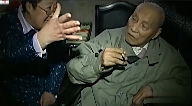 97岁老人离奇返老还童，头发变黑长出新牙齿,专家检查发现端倪