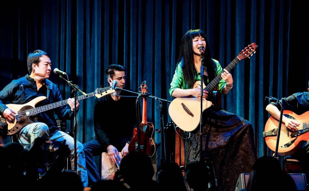 她连续四次登上春晚,却被恩师夺走初夜被迫堕胎,55岁无人敢娶