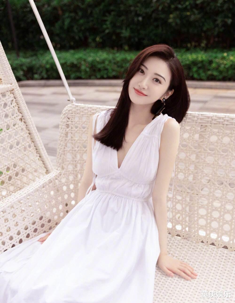 35岁景甜真实近照曝光,下身粗短身材五五分,腰身粗壮曲线已垂下