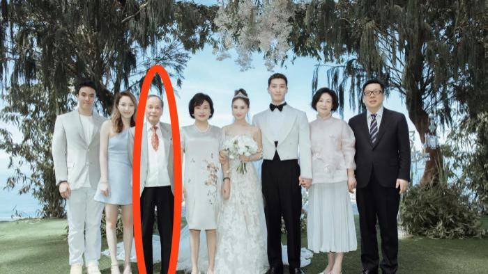 何超莲|何超莲晒出高清婚礼图，网友：伴娘团的颜值堪忧