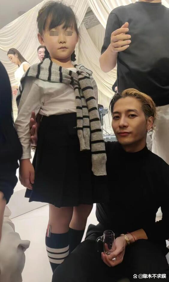 王嘉尔参加婚宴引争议!被美女簇拥,夜店又和男子亲昵,还被灌酒