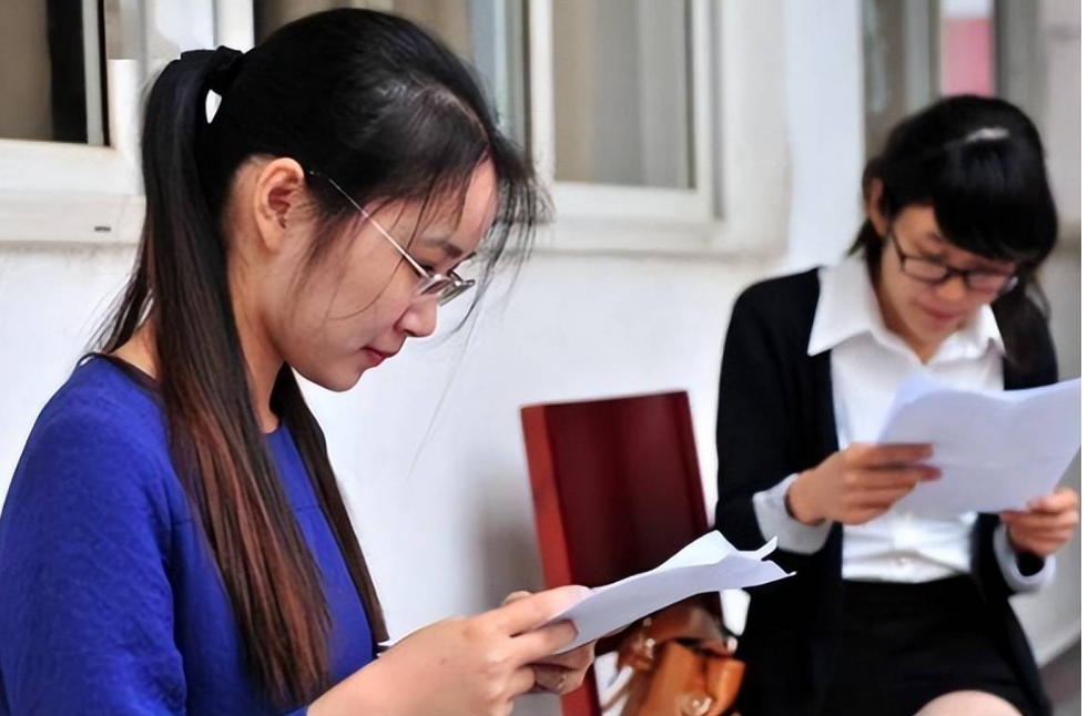 00后|多地实施“教师参聘制”,年薪25万?首轮招聘七成岗位无人报考