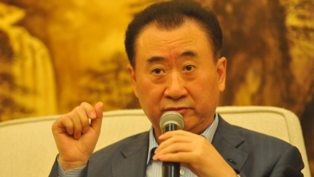 69岁王健林负债2000亿，现身寺庙暴瘦成竹竿，王思聪却仍与网红厮混！