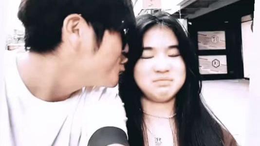 曹格|曹格晒12岁女儿近照，穿露脐装撞脸宋慧乔，曹格嘟嘴遭女儿嫌弃