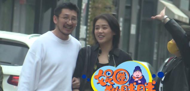 马思纯|马思纯张哲轩路边亲密拥抱与男性好友挽着胳膊有说有笑心情好