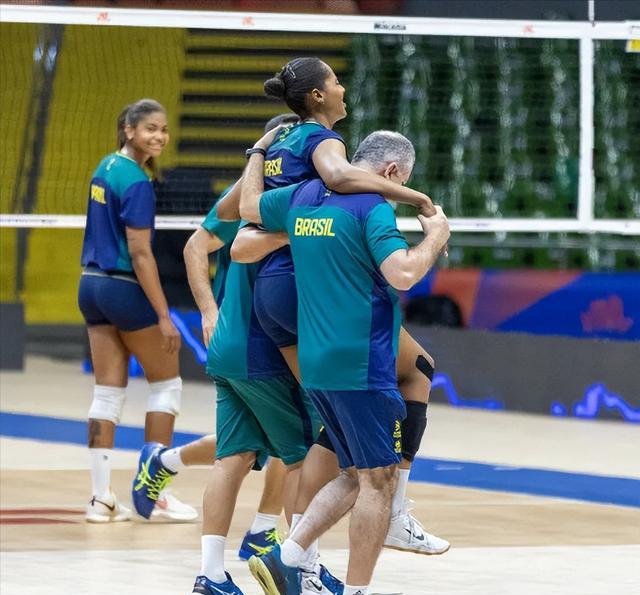 具体为:二传:罗贝塔,马克里斯接应:基西,洛伦内主攻:贝格曼,巴索,达