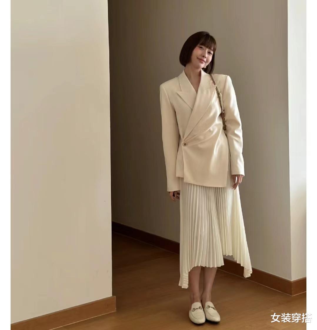 女人过了五十岁:建议留短发、穿基础款搭配长裙,优雅气质显年轻