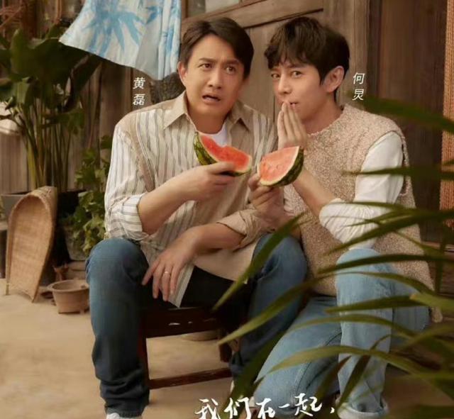 何炅|何炅黄磊两人牵着小h小o画面温馨美好,好像两个假笑空巢老人