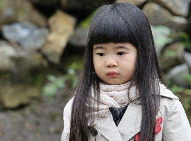 曹格晒照为女儿庆生, 13岁Grace蜕变成御姐，俯拍照露后背超大胆