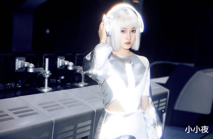 关晓彤银色机械大片：现实与幻想的交汇