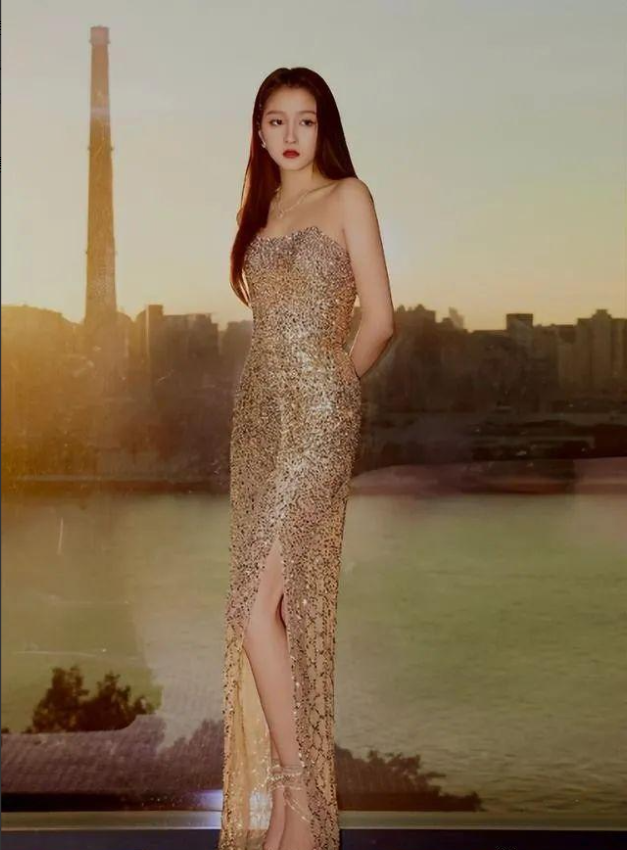 关晓彤|戛纳红毯，关晓彤被嘲膀大腰圆不如冰冰，不过大长腿依旧迷人