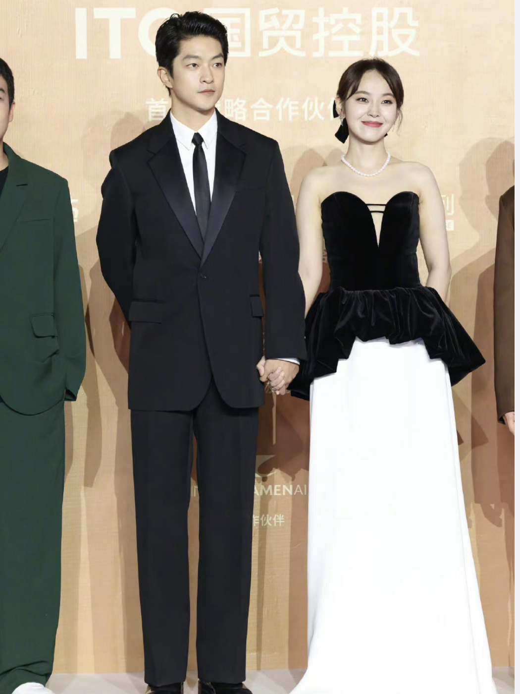 金鸡红毯:吴京刘德华有排面,金晨美翻了,57岁刘嘉玲像35岁