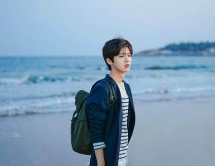 关晓彤鹿晗造人成功?女方肚圆太明显,一动作细节更让人浮想联翩