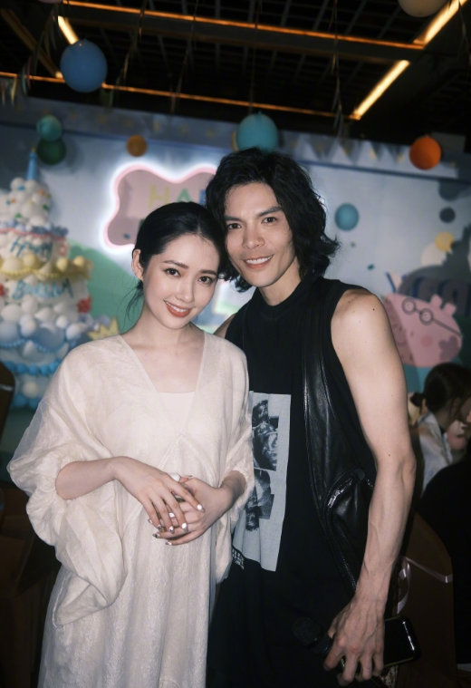 阿Sa|向佐夫妇为二胎儿子庆生!1岁向笙穿衬衫系蝴蝶结,宛如王室王子