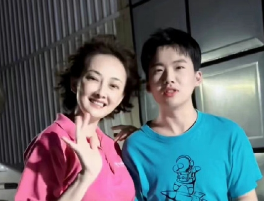 50岁牛莉整容!尖下巴朝天鼻网红脸,镜头凑近也太吓人了!