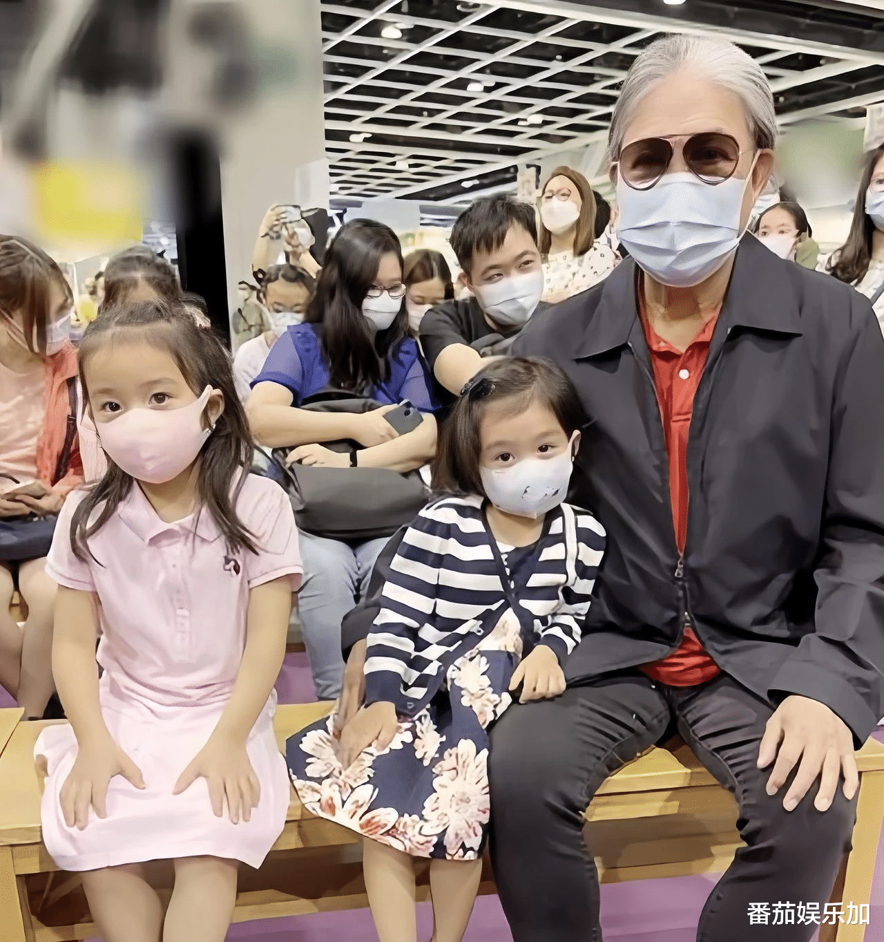 霍震霆带俩孙女游玩，郭晶晶女儿颜值极高，乖巧懂事惹人爱