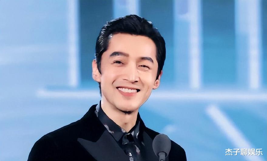 胡歌90后妻子产后首次现身，素颜出镜不修边幅，身材暴露婚姻现状