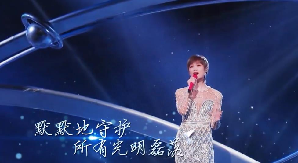 818晚会:周深唱哭我,Ella脸崩,周笔畅乱穿,李宇春化“猴妆”