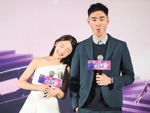 曾志伟拽的不是周冬雨的手，而是娱乐圈藏不住的丑陋，两人啥关系